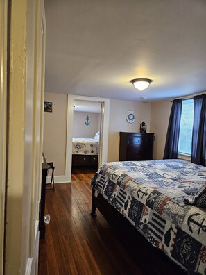 5 habitaciones, tabla de planchar con plancha y cuna de viaje 