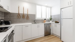 Fridge, microwave, oven, stovetop - BOUTIQUE STAYS - Hampton Lookout (Hampton)