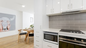 Fridge, microwave, oven, stovetop - BOUTIQUE STAYS - Hampton Lookout (Hampton)