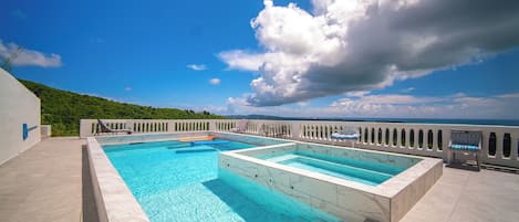 Een buitenzwembad, een verwarmd zwembad