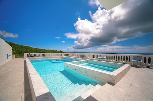 Hot Tub & Saltwater Pool- Scenic 2bedroom 2bath Island Castle Rentals 