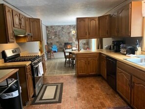 Fridge, microwave, oven, stovetop - Stone House: Escape to East Lake – Your Stone House Winter Getaway (Mc Millan)