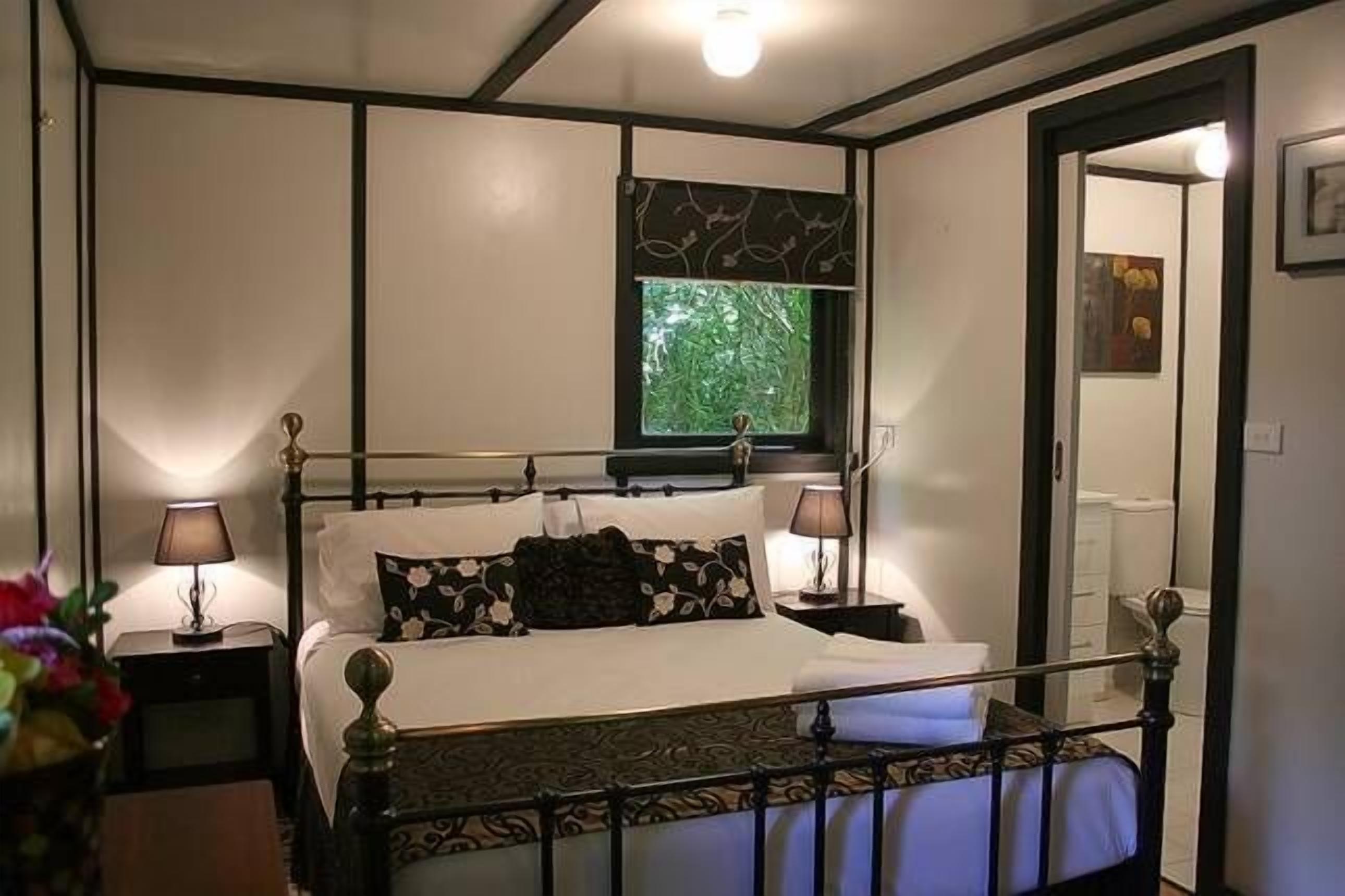 Etna Cottage - lovely, private, corner spa bath