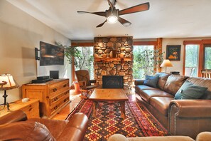 Smart-TV, Kamin, DVD-Player, Bücher