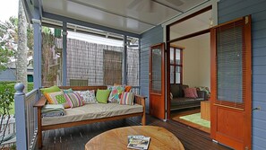 Terrace/patio - Harkaway - charming cottage in central Byron Bay (Byron Bay)