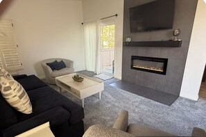 智能电视、壁炉、书