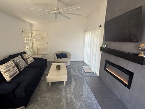 Smart-TV, Kamin, Bücher