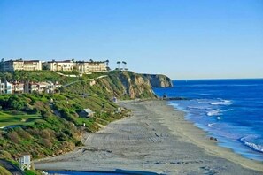 Playa en los alrededores, camastros y toallas de playa