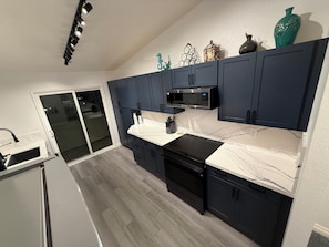Fridge, microwave, oven, stovetop - Remodeled 2026 in Dana Point, Laguna Beach, - 3 beds - Air Condition STR15-0393 (Dana Point)