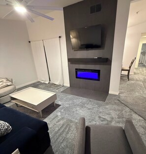 TV connectée, cheminée, livres