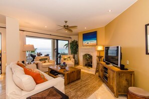 Smart-TV, Kamin, DVD-Player, Arbeitsbereiche