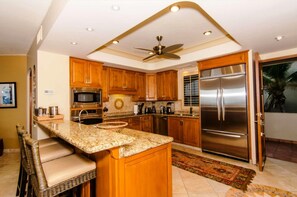 Fridge, microwave, oven, stovetop - Beachfront Penthouse in El Zalate 3bed 3bath (San Jose del Cabo)