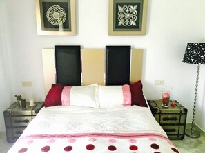 2 quartos, ferros/tábuas de passar roupa, acesso à internet