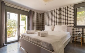 5 bedrooms, iron/ironing board, WiFi, bed sheets