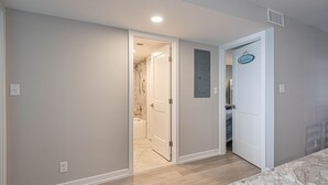 Une salle de bain moderne équipée d’une douche, de toilettes et d’un lavabo.