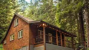 Eine Holzhütte mit Veranda und einer Terrasse.