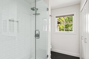 Badewanne, Haartrockner, Handtücher, Seife