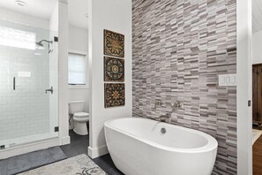 Bathtub, hair dryer, towels, soap - Bevin's Haus | Beautiful Interior | Terrific Backyard (Fredericksburg)