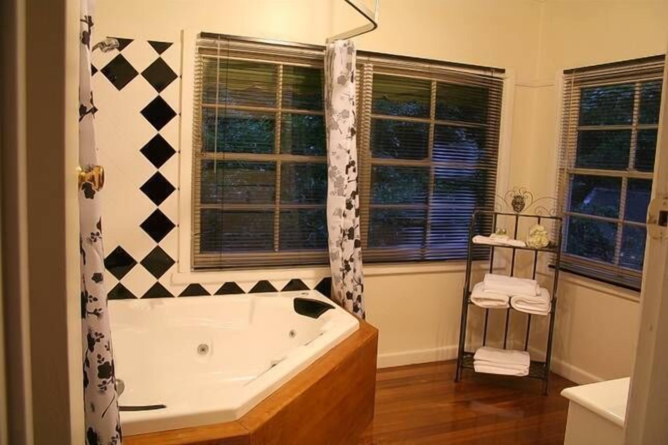 Evora Cottage with spa bath & wood fireplace