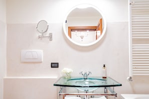 Baignoire et douche séparées, articles de toilette gratuits