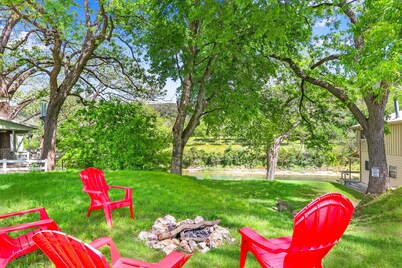 Getaway to the Guadalupe and stay ON the river! Charming cottage sleeps 6