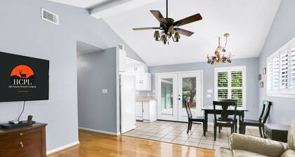 Getaway to the Guadalupe and stay ON the river! Charming cottage sleeps 6