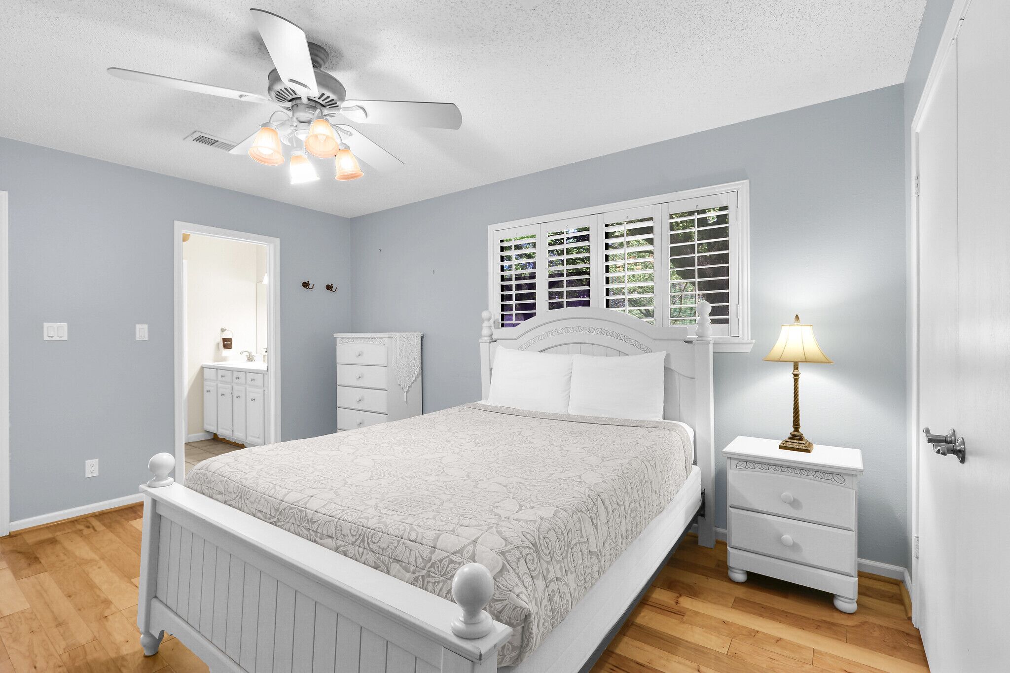 2 bedrooms, desk, iron/ironing board, WiFi