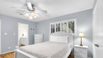 2 bedrooms, desk, iron/ironing board, WiFi