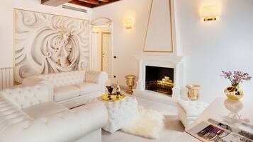 Smart TV, fireplace, stereo