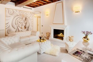 Smart TV, fireplace, stereo - Extra luxury in the heart of the historic center of Rome (Roma)