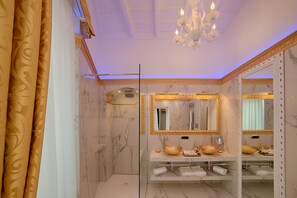 Shower, hair dryer, bidet, towels - Extra luxury in the heart of the historic center of Rome (Roma)