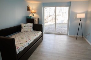 4 bedrooms, desk, iron/ironing board, free WiFi