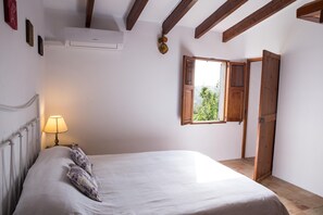 3 chambres, fer et planche à repasser, lit de bébé portatif