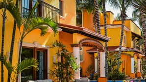 Un patio con mobiliario exterior, una hamaca y una piscina.