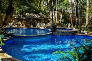 Utendørsbasseng og et oppvarmet basseng