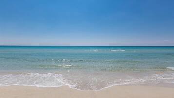 Una spiaggia nelle vicinanze