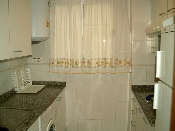 Kjøleskap, mikrobølgeovn, kaffetrakter/tekoker og brødrister