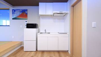 Quarto tradicional, no piso térreo (Japanese Style A) | Cozinha americana privada | Geladeira, micro-ondas, cooktop, chaleira elétrica