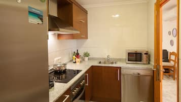 Een koelkast, een magnetron, een oven, een kookplaat