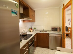 Geladeira, micro-ondas, fogão, cooktop