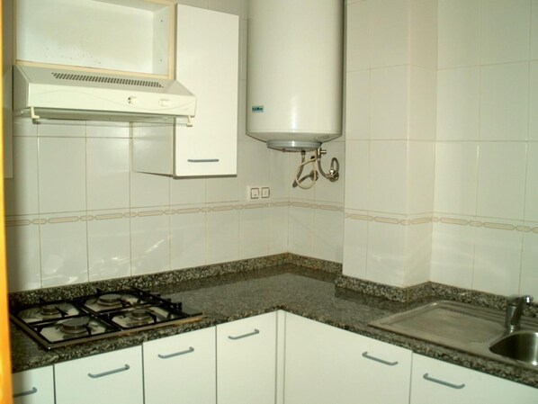 Geladeira, micro-ondas, cafeteira/chaleira, torradeira