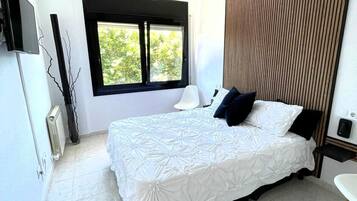 3 slaapkamers, een strijkplank/strijkijzer, gratis wifi, beddengoed