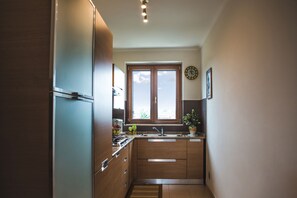 Réfrigérateur, micro-ondes, plaque de cuisson, lave-vaisselle