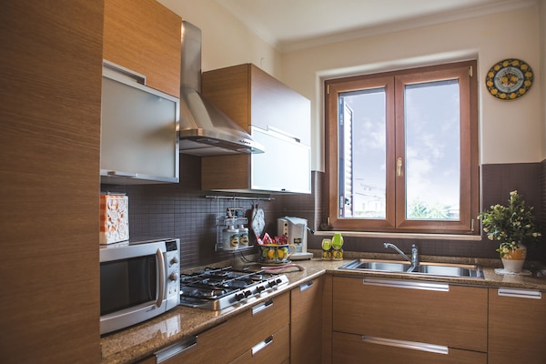 Refrigerador, microondas, placa de cocina, lavavajillas