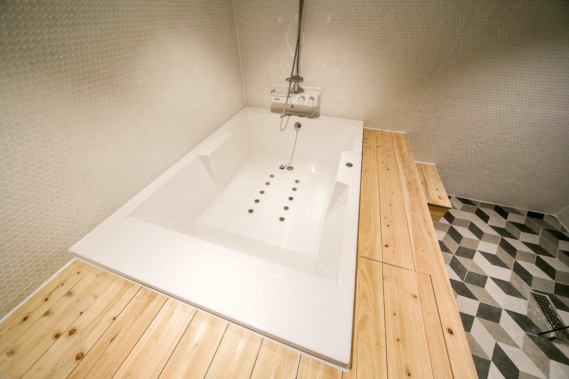 deep-soaking bathtub