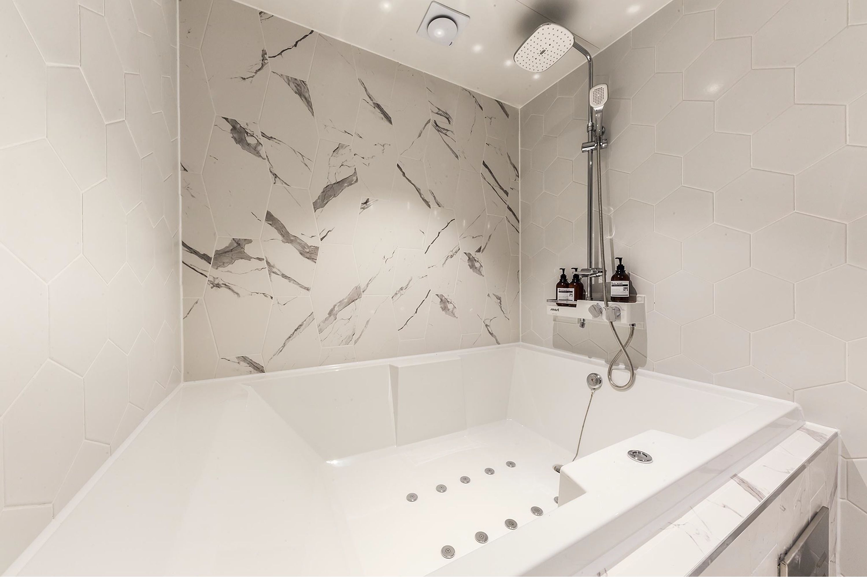 deep-soaking bathtub