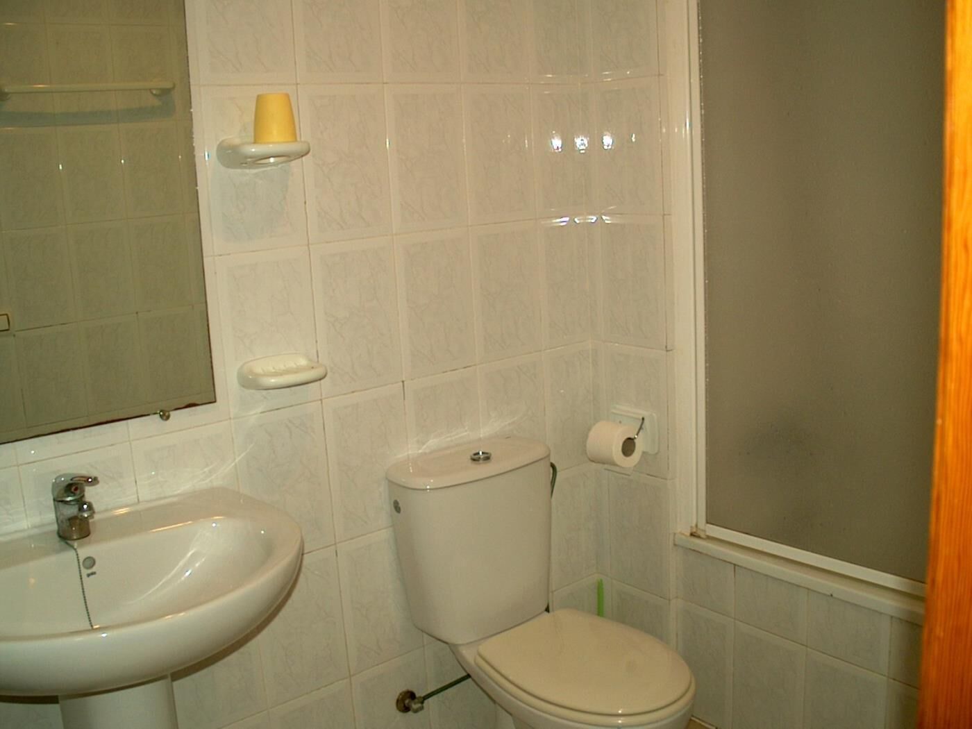 Ein Badezimmer mit Waschbecken, Toilette und Spiegel.