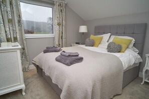 2 bedrooms, iron/ironing board, free WiFi, bed sheets - Ullswater View, stunning ground floor home with views of the lake and walks from the door (Penrith)