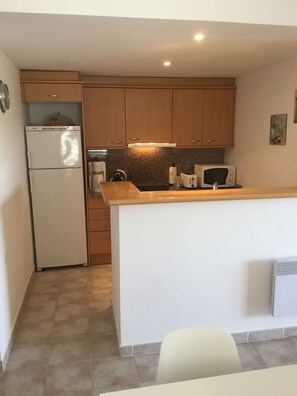 Een koelkast, een magnetron, een oven, een vaatwasser