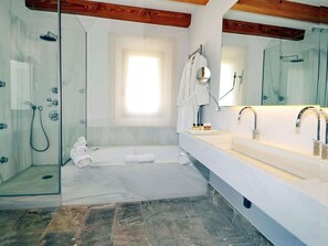 Badewanne, kostenlose Toilettenartikel, Haartrockner, Handtücher